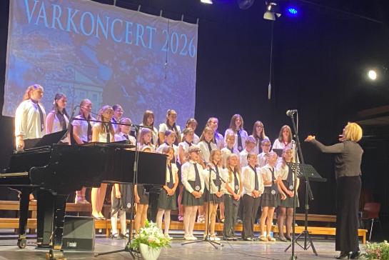 K�z�s hangon, k�z�s sz�vvel – �j fejezetet nyitott az int�zm�ny�nk �nekkara