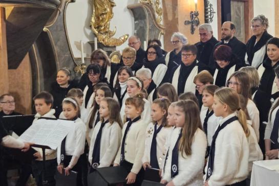 Adventi k�rusmuzsika az �r�mvas�rnapon