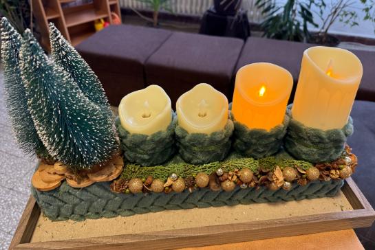 Fellobbant a m�sodik adventi gyertya f�nye