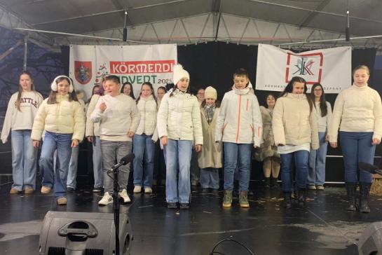 Fellobbant a harmadik gyertya f�nye