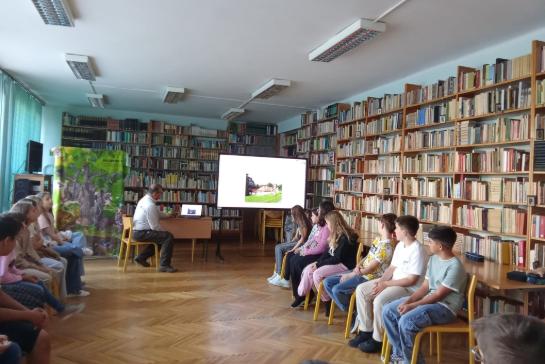 Iskol�ban az erd�