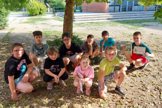 Mindenki dobog�n